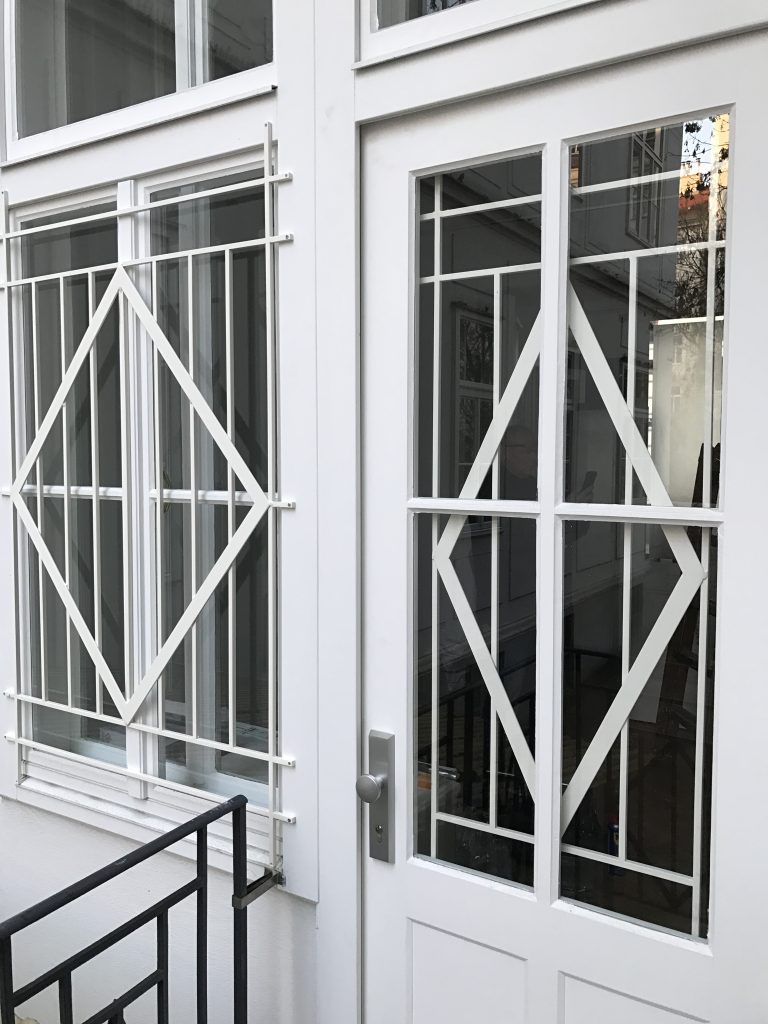 Fenstergitter und Türgitter aus weiß lackiertem Stahl