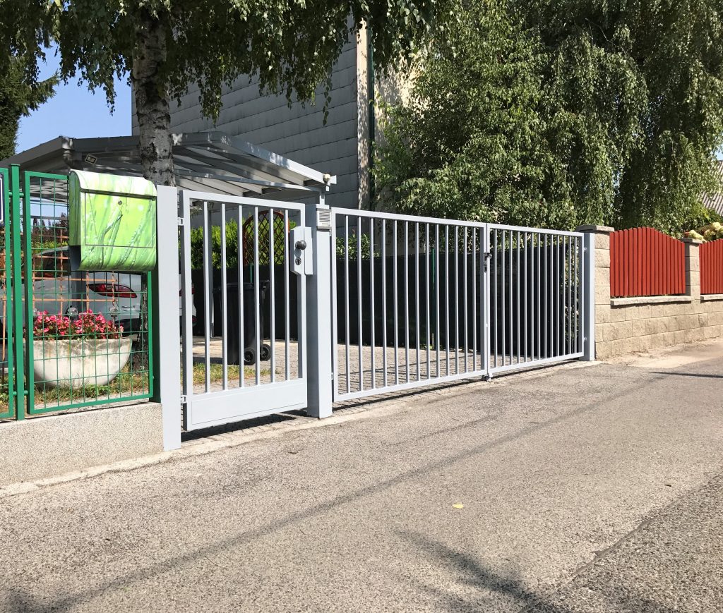 Hellgraues Einfahrtstor mit senkrechten Stäben