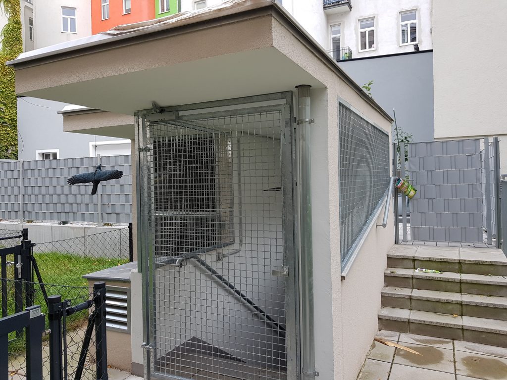 Verzinkte Stahlkonstruktion mit Gitter und Handlauf