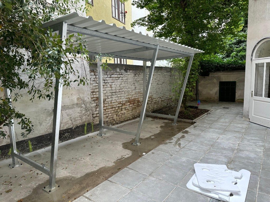 Verzinktes Stahlvordach in einem Innenhof