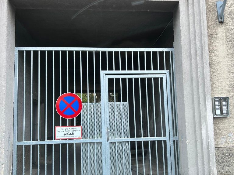 Verzinktes Gittertor mit integrierter Gehtür und Schloss